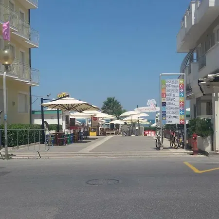 Apartment Domus Maris Viserba: Beachfront Near Fairgrounds